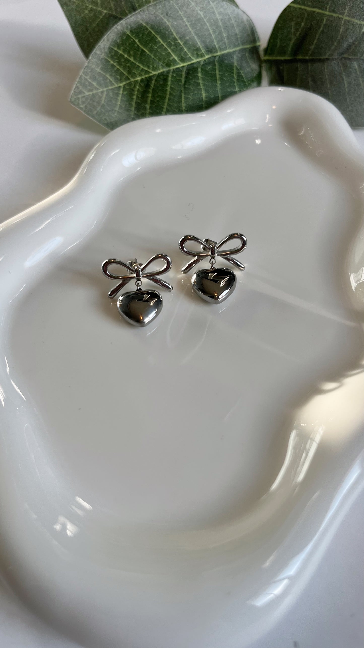 Heart bow stud drops